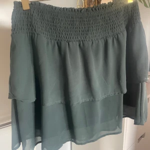 Volangkjol - Militärgrön Volangkjol perfekt till vår och sommar☀️