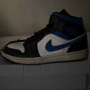 Jordan 1 mid skor storlek 45 Använda relativt mycket Köpta på footlocker Nypris 1750kr  Vid frågor eller fler bilder så är det bara att höra av sig 