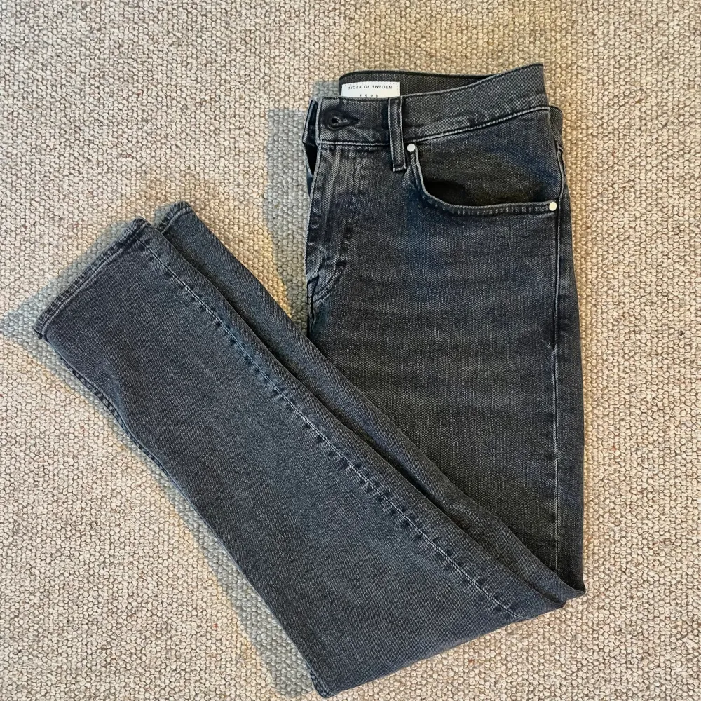 Ett par Tiger Of Sweden jeans, modell pistolero. Riktigt bra skick, knappt använda och i en väldigt snygg färg! Hör av dig vid frågor!🙌🤩. Jeans & Byxor.