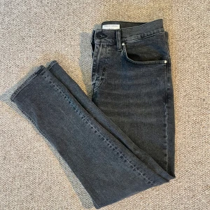 Tiger Of Sweden Jeans - Ett par Tiger Of Sweden jeans, modell pistolero. Riktigt bra skick, knappt använda och i en väldigt snygg färg! Hör av dig vid frågor!🙌🤩