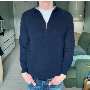 100% Kashmir zip - Tja, säljer min 100% Kashmir zip för endast 435kr! ja du hörde de rätt 435kr‼️ priset är inte hugget i sten så bara hör av dig🙌
