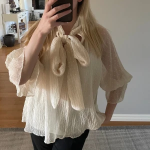 Blus - Säljer denna söta blusen från zara. Oanvänd med prislapp kvar, nypris 359kr och är i storlek S 🤍 snörerna kan knytas på vilket sätt man vill & priset kan diskuteras vid snabb affär 🤍