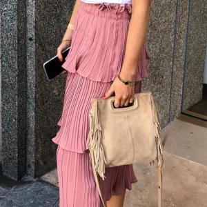 Rosa volang långkjol - Jättefin och knappt använd på långkjol med tre lager från Gina! Storlek M men har resår så passar S också!