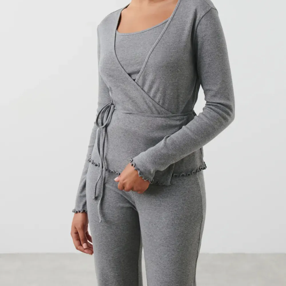 Säljer en pyjamas / homewear från Gina tricot. Aldrig använt! Storlek XS, wrap top och byxor. Nypris 598kr. Tröjor & Koftor.