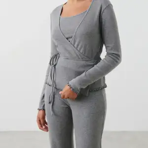 Säljer en pyjamas / homewear från Gina tricot. Aldrig använt! Storlek XS, wrap top och byxor. Nypris 598kr