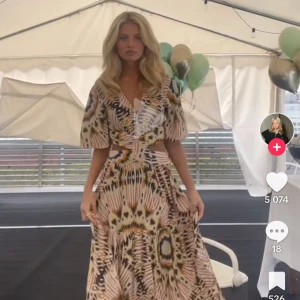 Klänning från bak&sh (Beige Candy Maxi Dress) - Säljer denna otroliga klänning från ba&sh, finns inte längre kvar i sortimentet.  Klänningen är i storlek 1 (motsvarar s), använd endast 2 ggr. Klänningen är längre än mig (170 cm) Köpt för 3600kr, säljer för minst 2550, men kom gärna med egna bud 