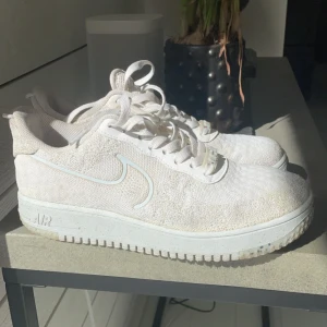 Air force 1 flyknit - Säljer dessa vita air force 1 flyknit. Väldigt skön sko och perfekt till sommaren, skorna är i mycket bra skick! Nypris är ca 1500kr Hör av er vid övriga frågor😃
