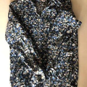 Knowledge Cotton Apparel skjorta, stl 38 - Skjorta i fint skick från Knowledge Cotton Apparel. Blåmönstrad, stl 38