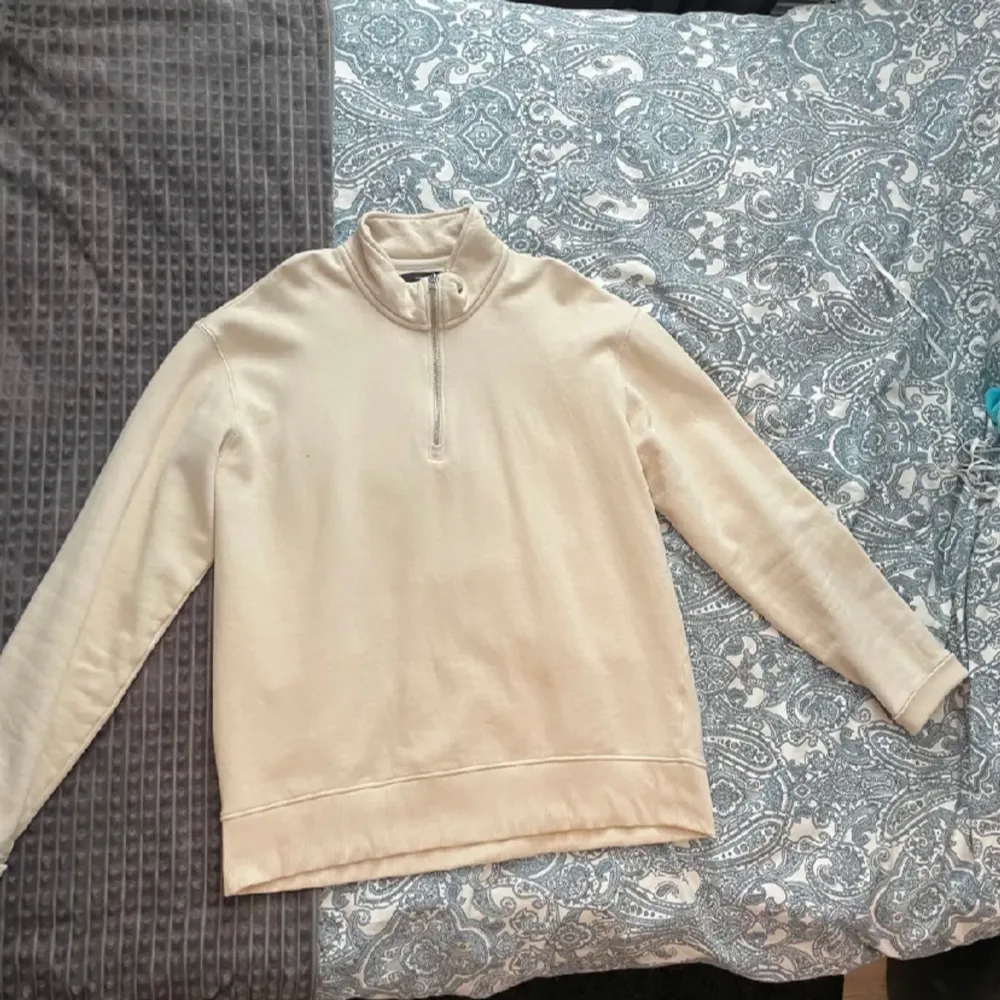 En beige 1/4 zip tröja i storlek L. passar bra och sitter lite overzised. Tröjor & Koftor.
