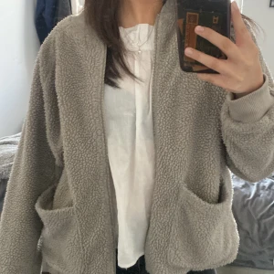 Teddy jacka🤎 - Bra sick!  Super mysig lite tunnare Teddy jacket pefekt till våren eller senare sommar kvällar. Färgen skulle jag brevskriva som lite grå/beige🤎🩶säljer då den inte kommer till användning längre!