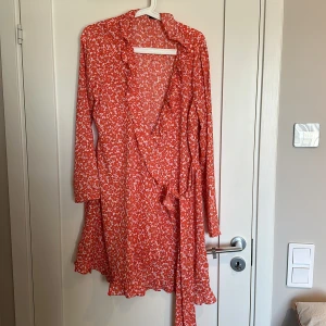 Klänning  - Djur finns i hemmet!  Fint skick, tunn så perfekt till sommarn! Andra bilden visar hur den stängs, knapp i bakgrunden och sen kan man knyta vid midjan 