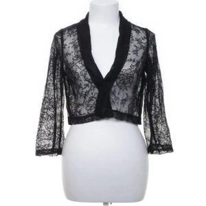 Svart bolero - Köpt från sellpy, den var helt ny med prislapp kvar fast jag drog av den, endast använd tre gånger💕