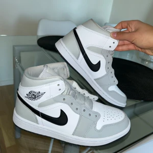 Air Jordan 1 Mid - ”Light Smoke Grey Black” är färgen på de. Köpta på JD Sports 2022, har tyvärr inte kvar lådan. Använda 2-3 gånger, har gjort rent dom efter varje gång för att de ska hålla sig fräscha. Billigaste jag hittade online nya var ca 2200kr.