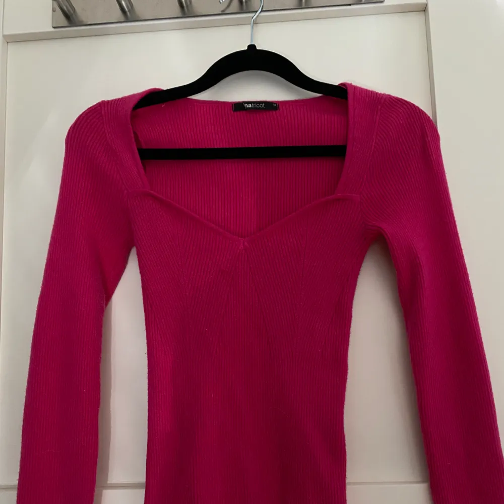 Säljer min Ribbstickade tröja i rosa från Gina som är slutsåld. Använd en gång och är därmed i nyskick 💕🌸. Tröjor & Koftor.