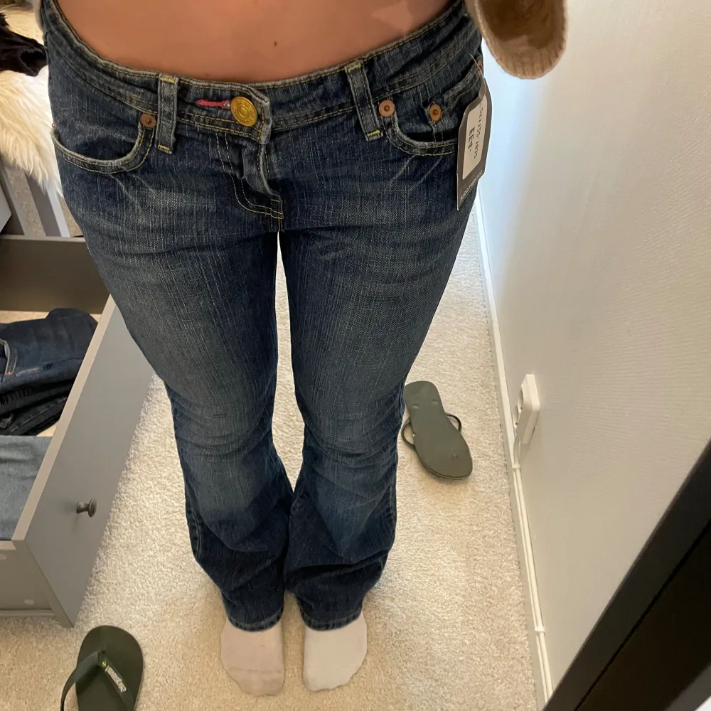 Jättefina helt nya lågmidjade jeans från Levis i modellen ”superlow bootcut”. Dom är väldigt fina och trendiga. Rimligt pris. Lappen är kvar. . Jeans & Byxor.