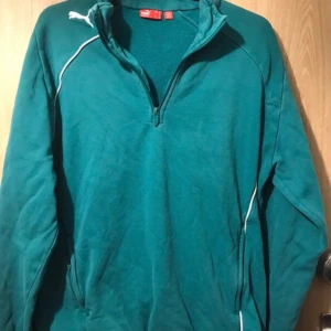 Puma tröja  - Långärmad tröja som knappt är använd. Den är i fint skick och har inga skador eller fläckar.