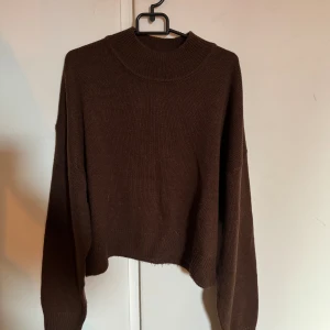 Brun stickad tröja  - Brun stickad tröja från H&M Storlek S Använd fåtal gånger 