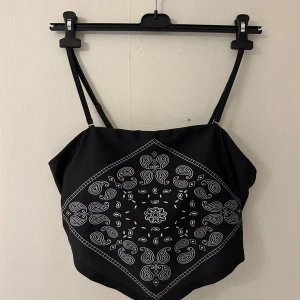 Bekini Topp/Linne - Bekini topp 2XL skulle säga att det är en L.💖🌸🌼 Går ha som topp men är baddräkt material.