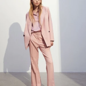 Rosa kostym H&M - Hej, säljer en rosa kostym i nyskick. Kavaj strl: 46, byxa strl: 44