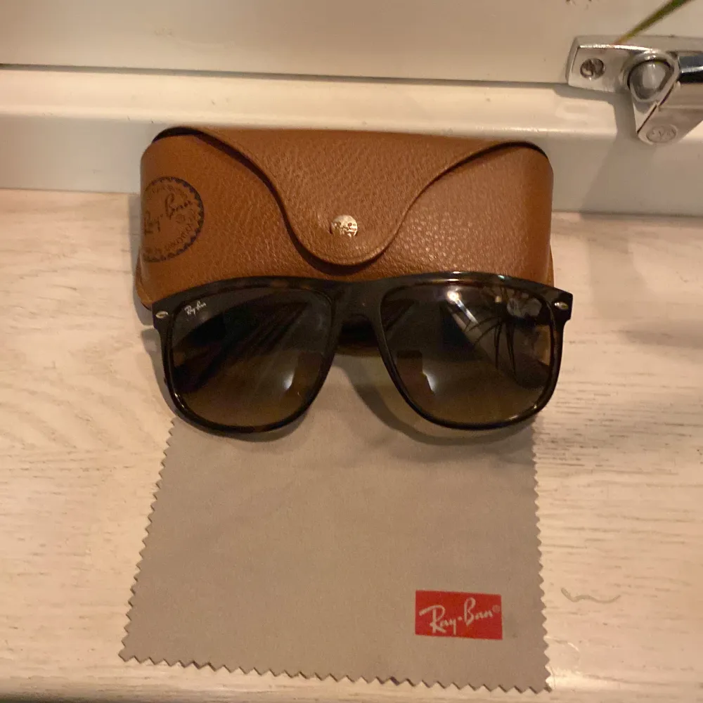 Säljer ett par riktigt feta rayban boyfriend havana RB 4147 i riktigt bra skick.. Övrigt.