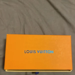 LV solglasögon  - Louis Vuitton solglasögon, perfekt till sommaren som kommer nu. Köpte dessa av en privat person. Använde dom förra sommaren, men har nu valt att sälja dom för att köpa ett par andra lv glasögon. Den ser helt ny ut, inga repor. Går o pruta.