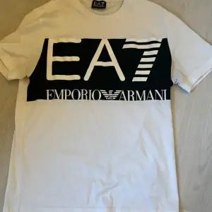 T-shirt från märket EA7. Bra skick då den inte är mycket använd. Storlek S Pris 300 + frakt 