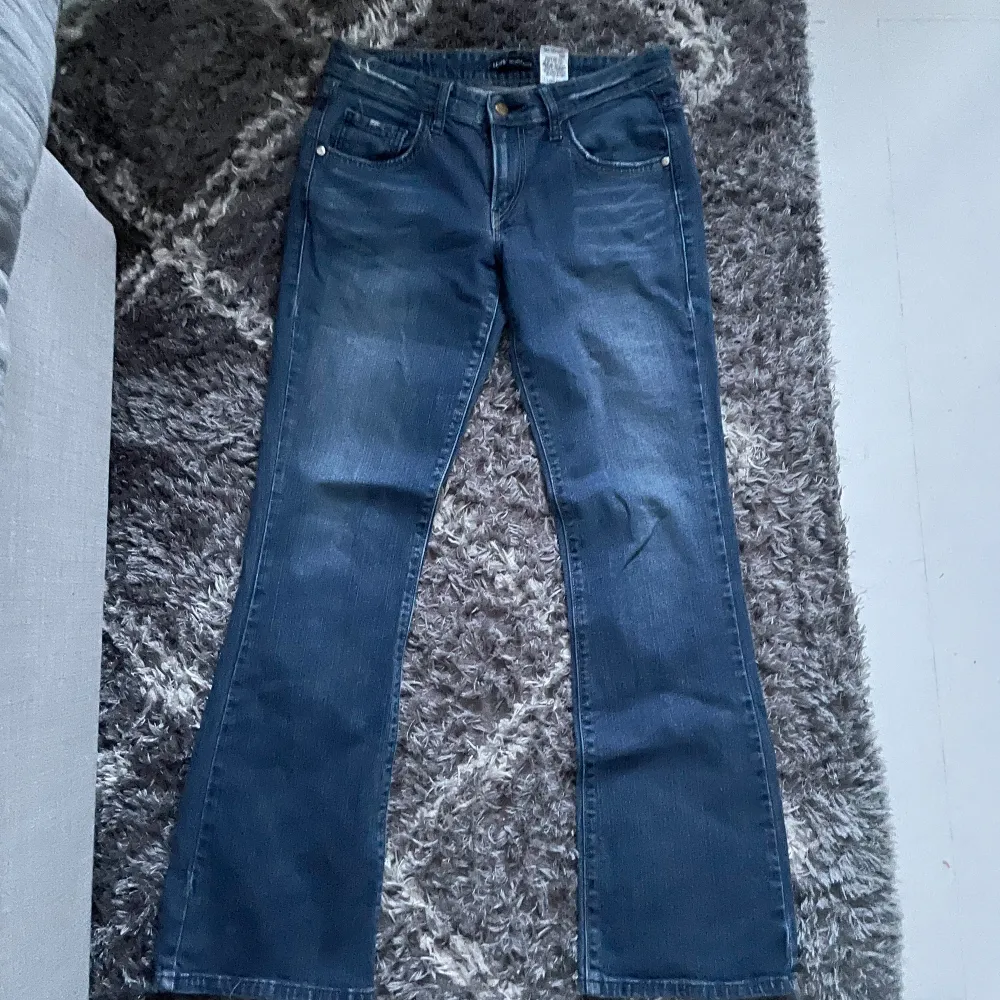 Fina levis jeans, kan INTE lova arr dem är ”äkta” då dem är köpta 2 hand. Står ingen stlk men jag skulle säga W28 L32. Skriv vid frågor🤍 . Jeans & Byxor.
