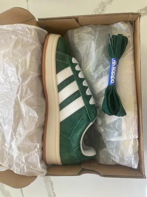 Adidas campus 00s - Säljer nu mina helt oanvända adidas campus skor i otroligt bra skick! Passar väldigt bra och är en av mina favvo skor när det kommer till bekvämlighet.   Kontakta mig vid fler frågor!