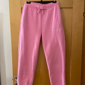 Mjukisbyxor från Juicy Couture  - Oanvända mjukis från juicy, ljusrosa jätte fina och sköna. Har matchande hoodie om någon är intresserad.