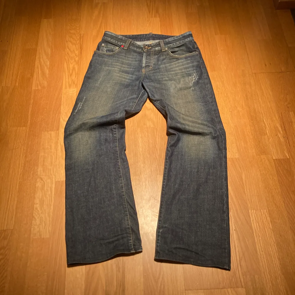 Snygga mörkblå bootcut jeans med lite grön nyans över. Märket är big star och de är ungefär 30 i midja och ~32 i längd. Jeans & Byxor.