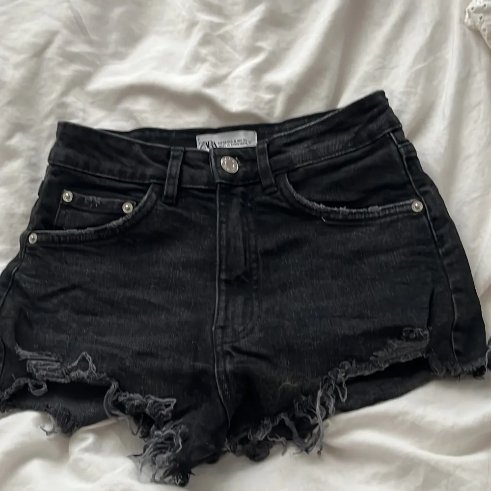 Zara trendiga jeansshorts perfekta nu till sommaren, strl 32. Shorts.