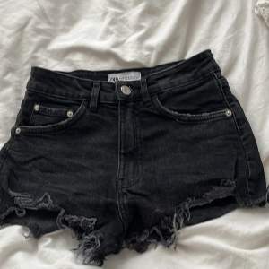 Zara trendiga jeansshorts perfekta nu till sommaren, strl 32