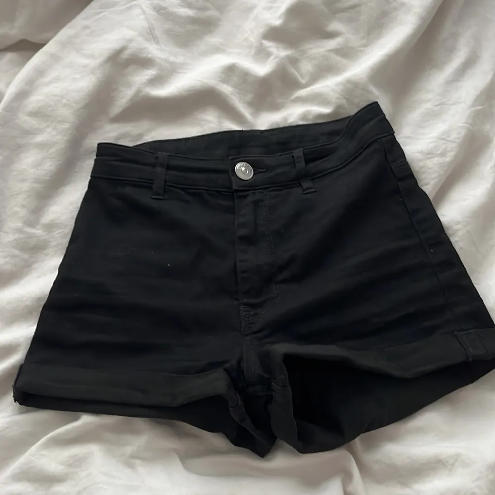 Fina jeans shorts från hm strl 32. Shorts.