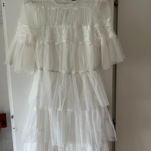 Studentklänning  - Vit spetsklänning från Bubbelroom, endast använt en gång på student💗