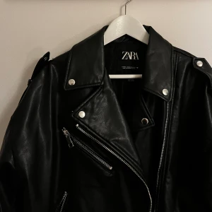 Skinnjacka Zara - Skinnjacka från Zara. Använd några få gånger. 