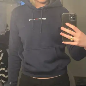 Säljer denna hoodie då den inte används, den är använd men fortfarande i väldigt gott skick. Skriv till mig för fler bilder, pris kan diskuteras💞💞