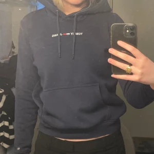 Tommy Hilfiger hoodie  - Säljer denna hoodie då den inte används, den är använd men fortfarande i väldigt gott skick. Skriv till mig för fler bilder, pris kan diskuteras💞💞