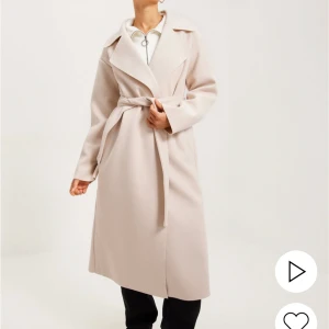 Tunn kappa🤍   - Säljer nu denna fina kappa från Nelly då den tyvärr aldrig kommer till användning🤍 Kappan är som ny och endast använd 1 gång. Köpt för 999 kr.  OBS SLUTSÅLD på sidan🤍 