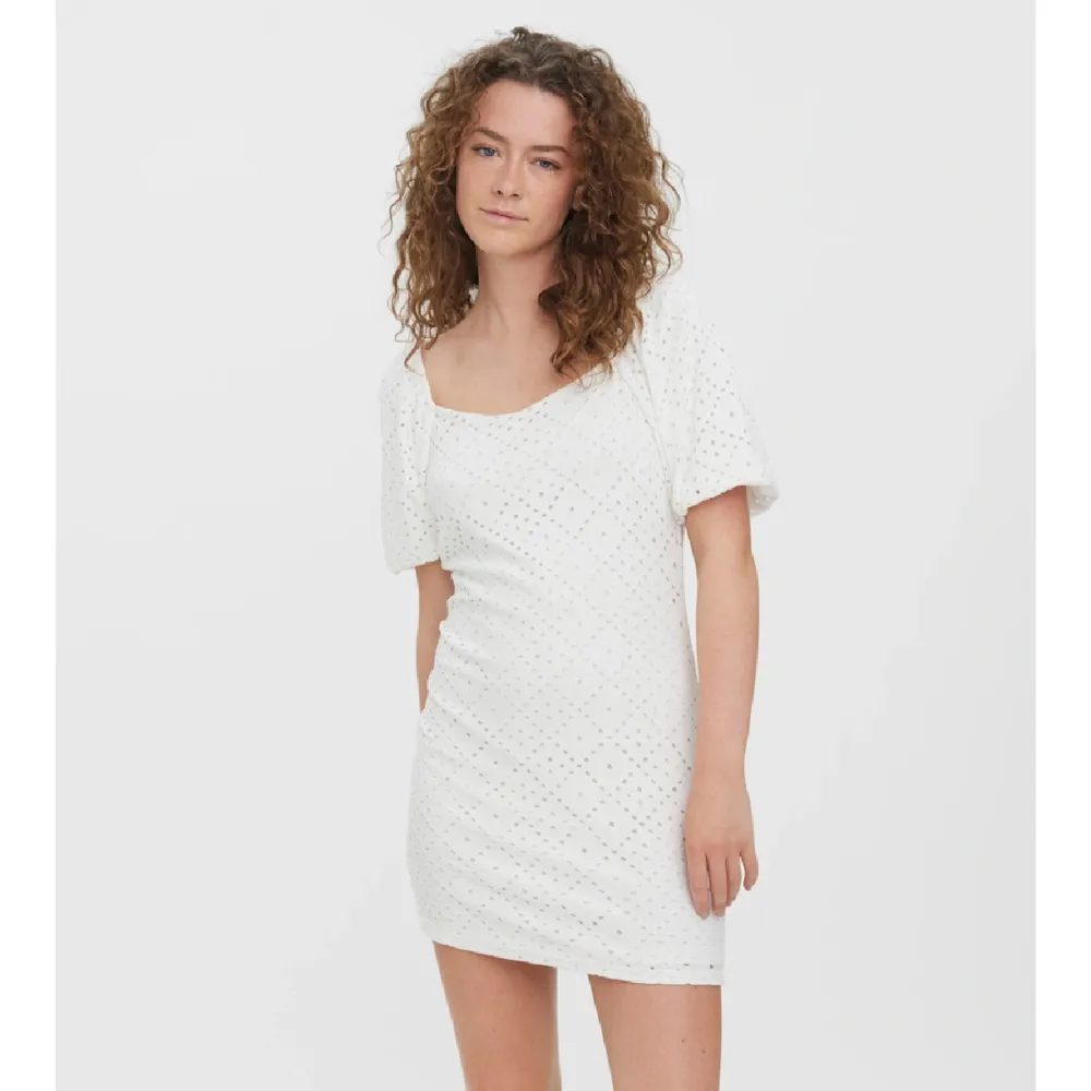 En helt oanvänd klänning från Vera Moda, säljer för har liknade💕 Säljer även en lika i marinblåa . Mekot.