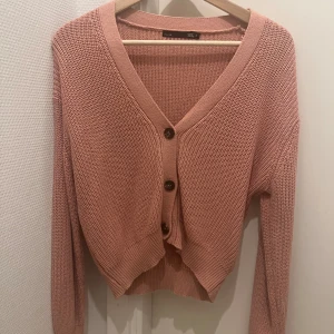 Söt kofta! - Väldigt söt babyrosa kofta! Den passar bra och är även lite Loose. I framsidan så är den även lite kortare än i bak! Har använts endast ett par gånger! 💗