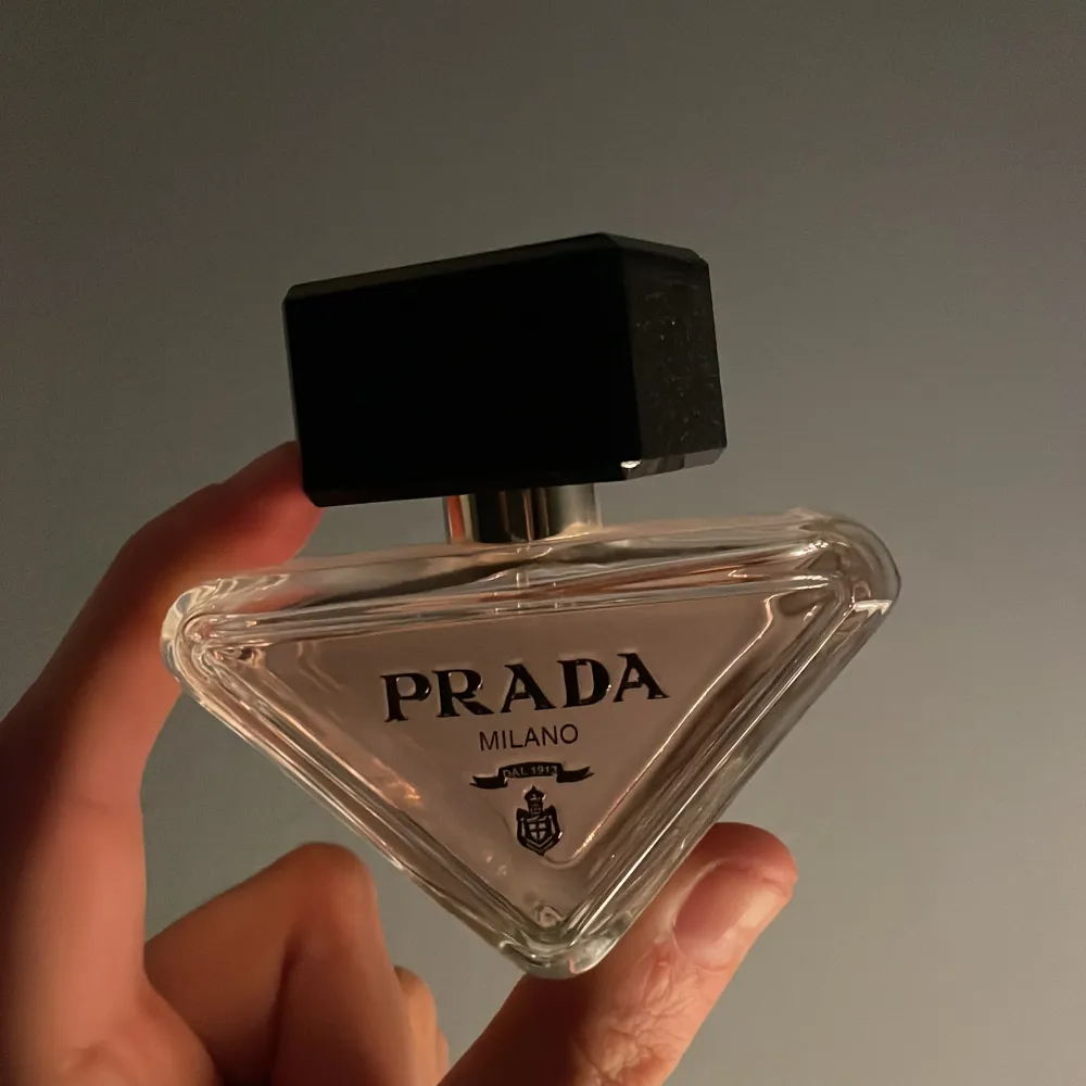 Säljer min Prada perfym då det inte riktigt är min typ av doft! Endast testad . Övrigt.
