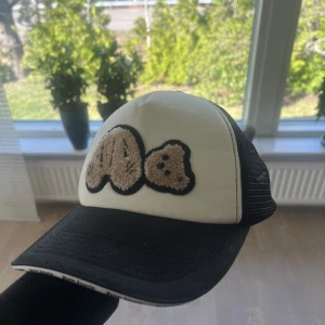 Palm Angels Keps - Säljer denna feta kepsen då den inte kommer till användning, använd cirka 5 gånger. Mitt pris 1000kr nypris ligger på 2000kr.