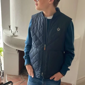 Morris Väst - Fin Morris väst köpt på hemsidan, använd upp mot 10 gånger, skick 9,5/10 inget fel på den, säljer den pga lite för stor för mig, storlek XS i västen men känns lite som S! Be om mer bilder, kan även tänka mig att sänka priset! Köpt för 1,700kr!  