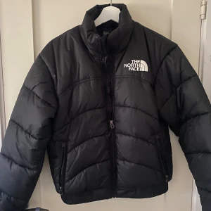 The North Face - En jacka från The North Face. Inprincip oanvänd inga håll eller andra märken på jackan. Införskaffad under förra vintern men knappt använd. Nypris 2699