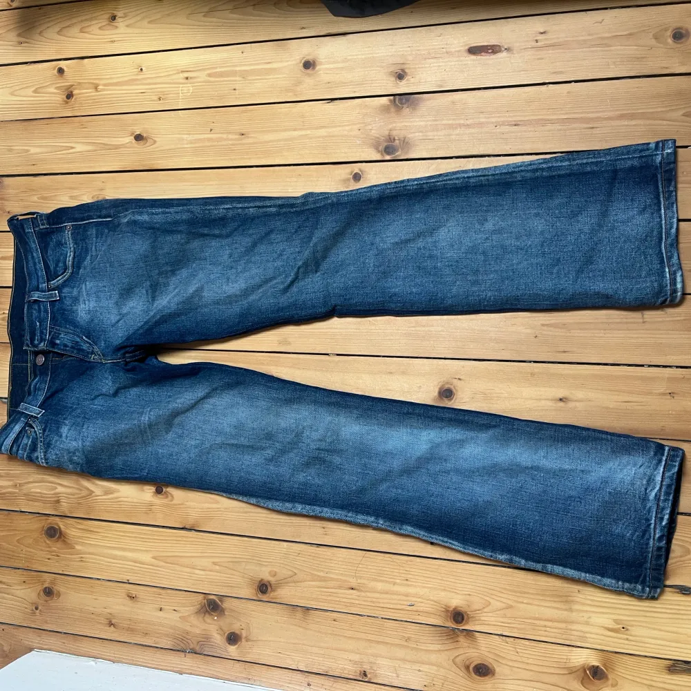 Lågmidjade bootcut jeans från Levis💓 Tvättad mörkblå färg. Vintage och köpta second hand. Skitnsygga men försmå för mig :( Xs. Jeans & Byxor.