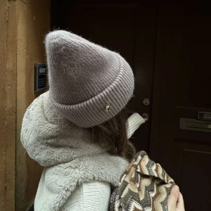 Angora mössa - Såååå fin mössa i Taupe ifrån Chosen UF💕 jätteskönt material och endast 150kr😇