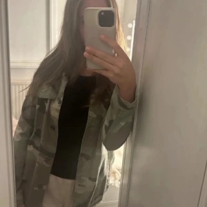 Kamouflage jacka  - Jätte fin kamouflage jacka från zara i mycket bra skick💞