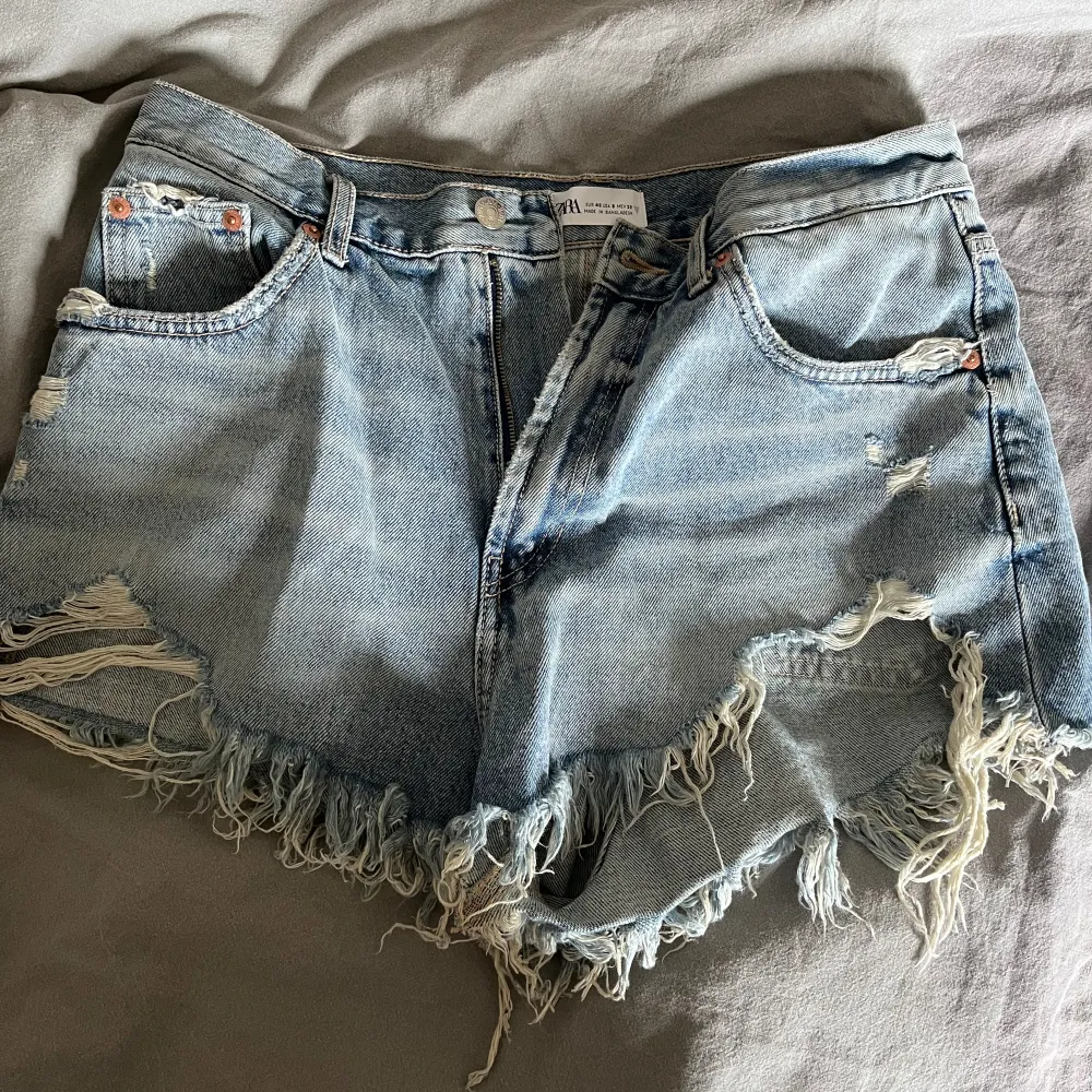 Säljer dessa super snygga jeans shorts, dem är aldrig använda 🌸 Nypris 429kr . Shorts.