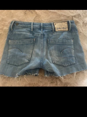 Ljusblå jeansshorts från G-Star Raw - Säljer dessa shorts från g star. Skulle säga dom är stl s