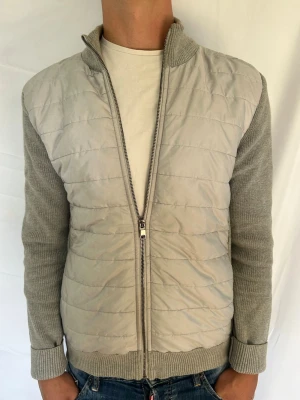 Cardigan  - Säljer denna tvärfeta cardigan perfekt inför hösten. Modellen är ca 180 cm lång och väger 73 kg. Tveka inte på att kontakta mig vid minsta fundering🙌